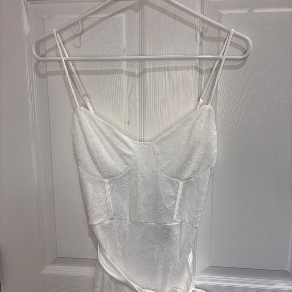 Lulu’s white lace dress - Picture 2 of 7